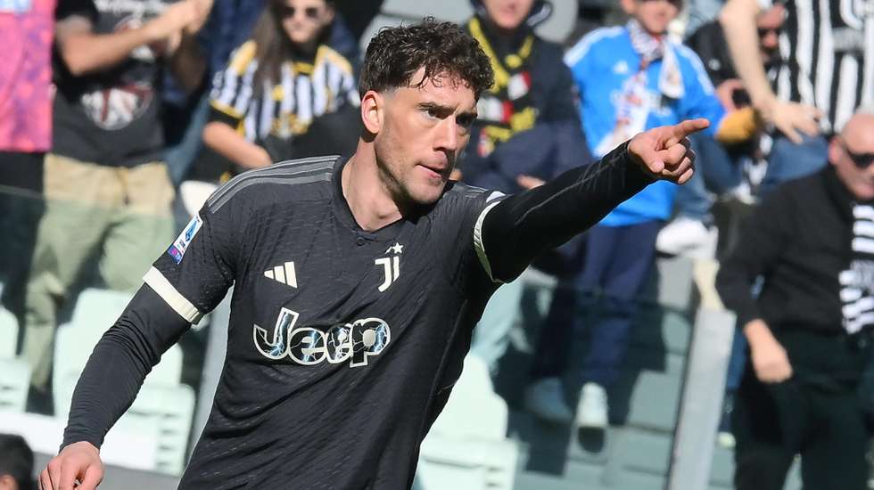 epa11180315 Juventus' Dusan Vlahovic jubilates after scoring the 2-2 during the Italian Serie A soccer match Juventus FC vs Frosinone Calcio at the Allianz Stadium in Turin, Italy, 25 February 2024.  EPA/Alessandro Di Marco