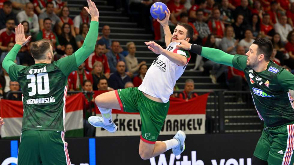 epa11226884 Martim Costa (C) of Portugal throws the ball during the 2024 Olympic Games qualifying handball match Hungary vs. Portugal in Tatabanya, Hungary, 17 March 2024.  EPA/Boglarka Bodnar HUNGARY OUT
