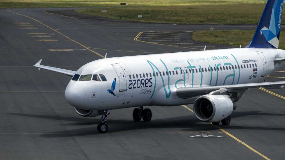 Avião da Azores Airlines, no Aeroporto João Paulo II em Ponta Delgada, Açores, 11 de outubro de 2023. A privatização dos consórcios interessados na empresa da SATA apresentaram novas ofertas de 7,026 euros e 6,60 euros por ação. Decisão final será tomada até ao início de Outubro. EDUARDO COSTA/LUSA