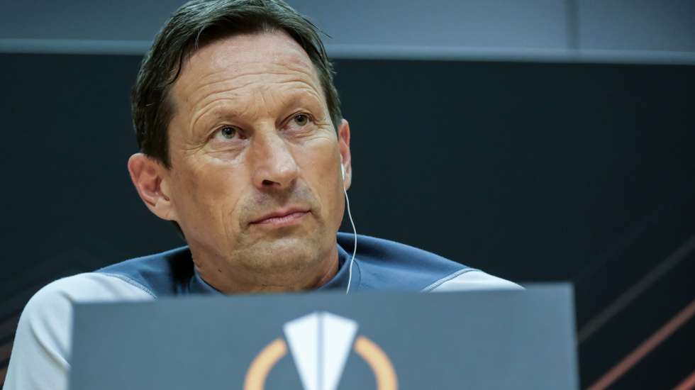 epa11270093 Benfica's head coach Roger Schmidt attends a press conference following the team's training training session at Benfica Campus in Seixal, Portugal, 10 April 2024. SL Benfica will face Olympique Marseille in a UEFA Europa League quartefinal, 1st leg soccer match on 11 April.  EPA/RUI MINDERICO