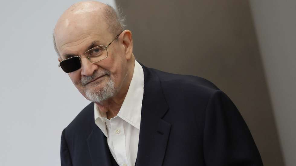 epa10998597 British-American novelist and German Book Trade Peace Prize laureate Salman Rushdie attends a press conference at the International Book Fair Frankfurt 2023 in Frankfurt am Main, Germany, 20 October 2023.  EPA/RONALD WITTEK