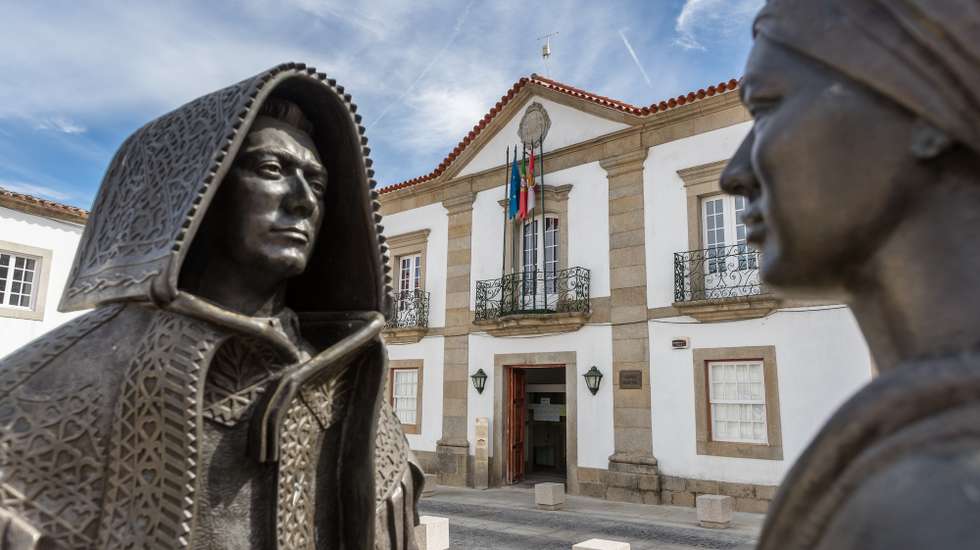 Esculturas de bronze, representando um homem com a capa de honras e uma mulher envergando as roupas tradicionais mirandesas, em frente ao edifício da Câmara Municipal de Miranda do Douro, 27 de setembro 2017. PEDRO SARMENTO COSTA/LUSA