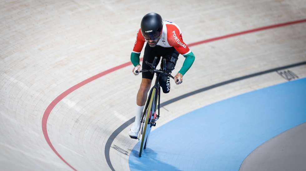 O atleta português Telmo Pinão, em ação durante as eliminatórias de ciclismo perseguição C2, 3.000 metros, dos Jogos Paralímpicos Paris2024, em Paris, França, 30 de agosto de 2024. ANTÓNIO PEDRO SANTOS/LUSA