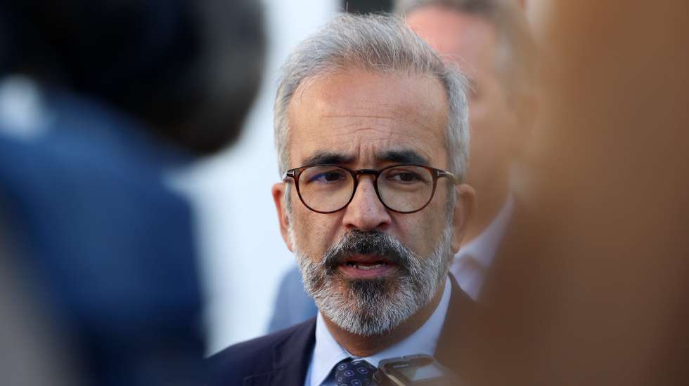 O ministro de Estado e dos Negócios Estrangeiros e primeiro-ministro em exercício, Paulo Rangel, fala aos jornalistas no final de uma reunião na Autoridade Nacional de Emergência e Proteção Civil na sequência do sismo de magnitude 5,3 na escala de Richter com epicentro a 58 quilómetros a oeste de Sines, em Lisboa, 26 de agosto de 2024. O sismo de magnitude 5,3 na escala de Richter foi registado às 05:11 e teve epicentro a 58 quilómetros a oeste de Sines, no distrito de Setúbal, e não causou danos pessoais ou materiais até ao momento, segundo o Instituto Português do Mar e da Atmosfera (IPMA). TIAGO PETINGA/LUSA