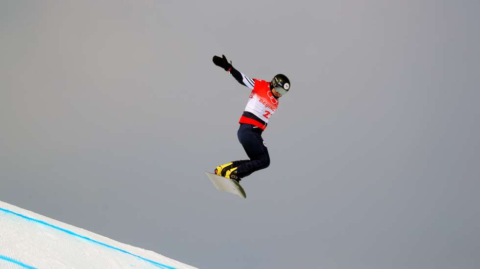 epa09740134 Sophie Hediger of Switzerland in action during Women's Snowboard Cross qualification at the Zhangjiakou Genting Snow Park at the Beijing 2022 Olympic Games, Zhangjiakou, China, 09 February 2022.  EPA/MAXIM SHIPENKOV