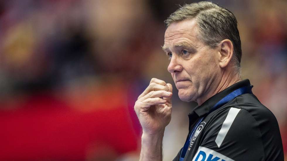 epa11853039 Germanys Head Coach Alfred Gislason looks on during the IHF Men's Handball World Championship 2025 main round match between Germany and Tunisia at Jyske Bank Boxen in Herning, Denmark, 25 January 2025.  EPA/TIL BUERGY