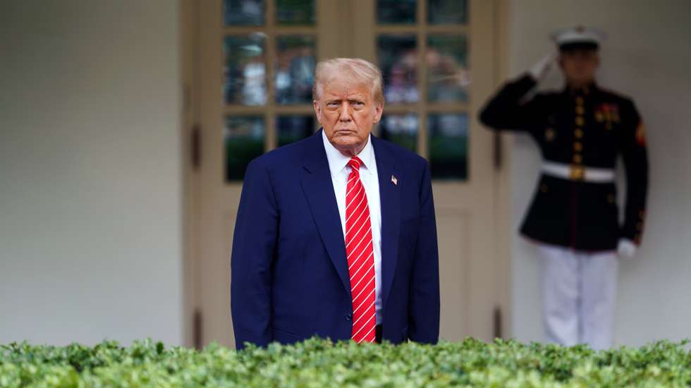 epa12084619 US President Donald Trump speaks to the media outside West Wing of the White House in Washington, DC, USA, 08 May 2025.  EPA/WILL OLIVER