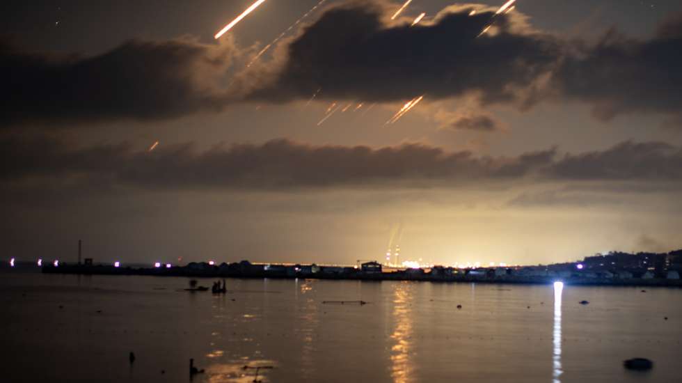 epa12176332 Iranian missiles in the sky over the Gaza Strip before striking targets inside Israel, 15 June 2025. Israel’s military has identified missiles being launched from Iran towards the territory of Israel in retaliation following overnight airstrikes on Iranian targets.  haitham imad  EPA/HAITHAM IMAD
