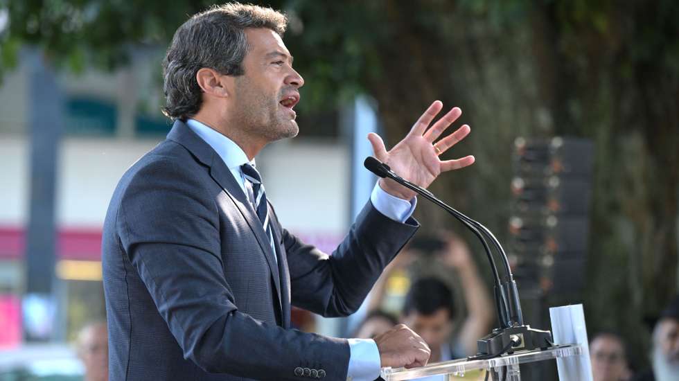 O presidente do Chega, André Ventura, intervém durante a sessão de apresentação da candidatura do candidato à presidência da Câmara Municipal do Porto Miguel Côrte-Real (ausente na fotografia), que decorreu na Praça Francisco Sá Carneiro, no Porto, 23 de julho de 2025. FERNANDO VELUDO/LUSA