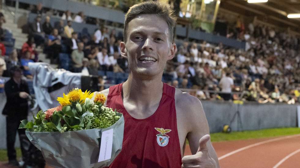 epa12239787 Jose Carlos Pinto of Portugal celebrates after the Men's 1500m race at the International Athletics Meeting in Lucerne, Switzerland, 15 July 2025.  EPA/URS FLUEELER
