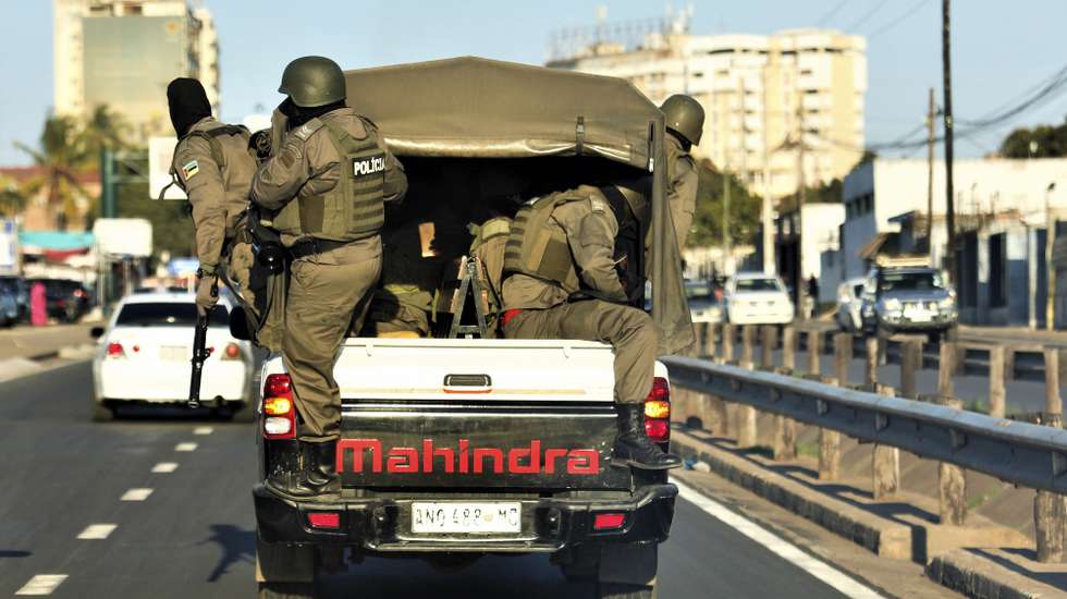 Forte contingente policial escolta Venâncio Mondlane até à sua casa depois de aterrar no Aeroporto Internacional de Maputo, onde várias dezenas de apoiantes o aguardavam, Maputo, Moçambique, 21 de julho de 2025. Venâncio Mondlane vai ser ouvido terça-feira na Procuradoria-Geral da República (PGR) moçambicana, no âmbito das manifestações pós-eleitorais, anunciou o político, ao chegar a Maputo, antes da polícia lançar gás lacrimogéneo após a saída do aeroporto, dispersando apoiantes. LUÍSA NHANTUMBO/LUSA