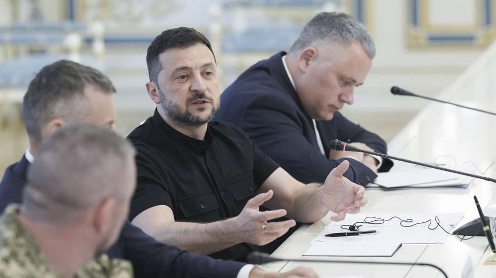 epa12321618 Ukrainian President Volodymyr Zelensky attends his meeting with German Vice-Chancellor and Finance Minister Lars Klingbeil (not pictured) in Kyiv, Ukraine, 25 August 2025. Lars Klingbeil arrived in Kyiv to meet with top Ukrainian officials.  EPA/STRINGER