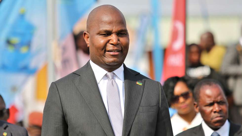 O Presidente de Moçambique, Daniel Chapo, na inauguração da Feira Internacional de Maputo (Facim), a maior exposição de bens e serviços do país, em Maputo, Moçambique, 25 de agosto de 2025. O Presidente de Moçambique prometeu hoje políticas para melhorar o ambiente de negócios no país, com aposta no reforço da previsibilidade jurídica e no combate à corrupção no setor público e privado. LUÍSA NHANTUMBO/LUSA