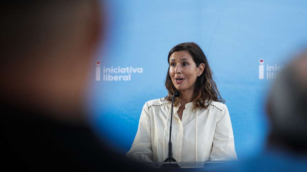 Mariana Leitão, presidente da Iniciativa Liberal, discursa durante a apresentação dos candidatos do partido aos órgãos autárquicos de Porto de Mós, 31 de agosto de 2025. PAULO CUNHA/LUSA