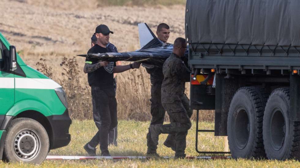 epa12367711 Polish National Territorial Defense Forces at the crash site of a Russian drone in the village of Wohyn, eastern Poland, 10 September 2025. Polish Prime Minister Donald Tusk reported that 19 violations of Polish airspace occurred overnight during a Russian attack on Ukraine, with drones repeatedly violating Polish airspace.  EPA/WOJTEK JARGILO  POLAND OUT