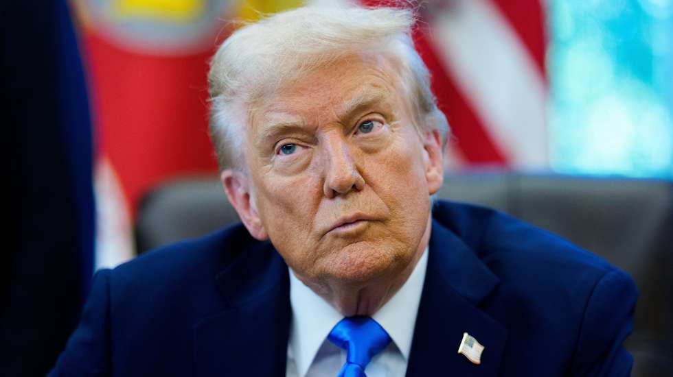 epa12391164 United States President Donald J Trump looks on to the media during an Executive Order signing which authorizes the new Trump Gold Card, a visa program to be overseen by the Secretary of Commerce 'that will facilitate the entry of aliens who have demonstrated their ability and desire to advance the interests of the United States by voluntarily providing a significant financial gift to the nation' in the Oval Office of the White House in Washington, DC, USA, 19 September 2025.  EPA/Aaron Schwartz / POOL