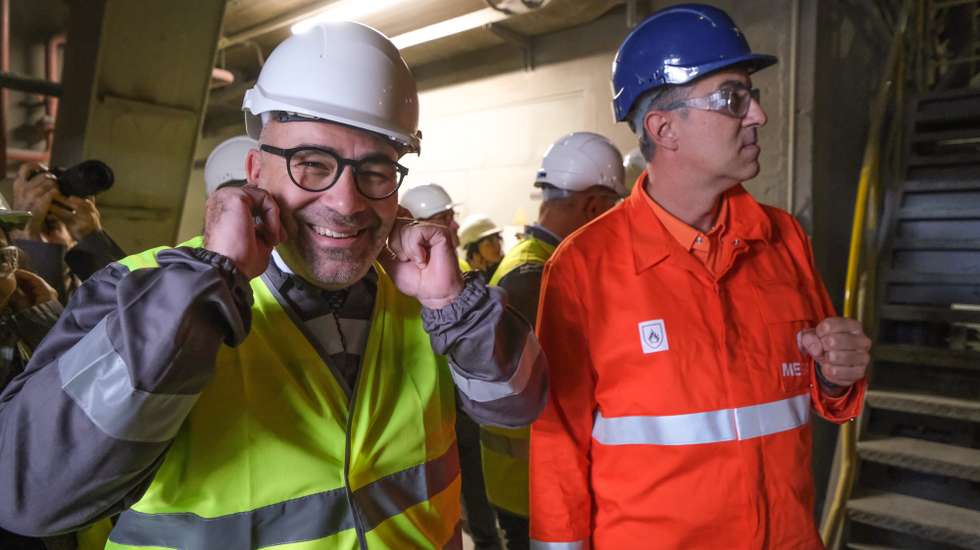 Ministro das Infraestruturas e Habitação, Miguel Pinto Luz (E), durante a visita ás instalações da Megasa - Siderurgia Nacional, em Paio Pires, Setúbal, 11 de novembro de 2025. RUI MINDERICO/LUSA