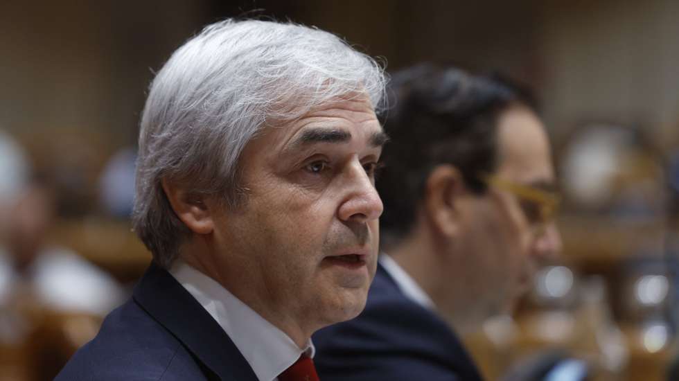 O ministro da Defesa Nacional, Nuno Melo (E), intervém durante a sua audição na Comissão de Defesa Nacional, conjunta com a Comissão de Orçamento, Finanças e Administração Pública, para apreciação na especialidade da proposta do Orçamento do Estado para 2026, na Assembleia da República, em Lisboa, 05 de novembro de 2025. ANTÓNIO PEDRO SANTOS/LUSA