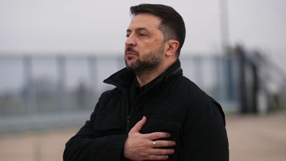 epa12530891 Ukrainian President Volodymyr Zelensky listens to his national anthem as he is received by French President Emmanuel Macron (not pictured) at his arrival at the Villacoublay air base near Paris, France, 17 November 2025.  EPA/Christophe Ena / POOL MAXPPP OUT