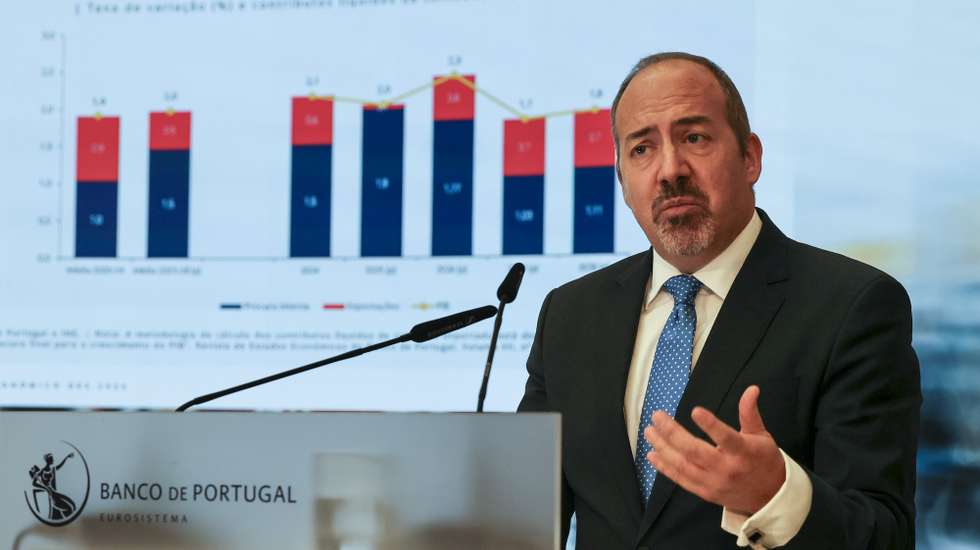 O governador do Banco de Portugal, Álvaro dos Santos Pereira, durante a conferência de imprensa de apresentação do Boletim Económico de dezembro 2025, no Museu do Dinheiro, em Lisboa, 19 de dezembro de 2025. JOÃO RELVAS/LUSA