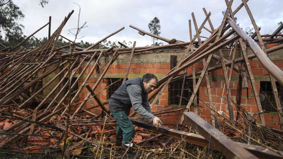 Um popular tenta salvar o que pode num aviário destruido no Casalinho, Ourém, 2 de fevereiro de 2026. A passagem da depressão Kristin por Portugal continental, na quarta-feira, dia 28 de janeiro, deixou um rasto de destruição, causando pelo menos cinco mortos, segundo a Proteção Civil, vários feridos e desalojados. MIGUEL A. LOPES/LUSA