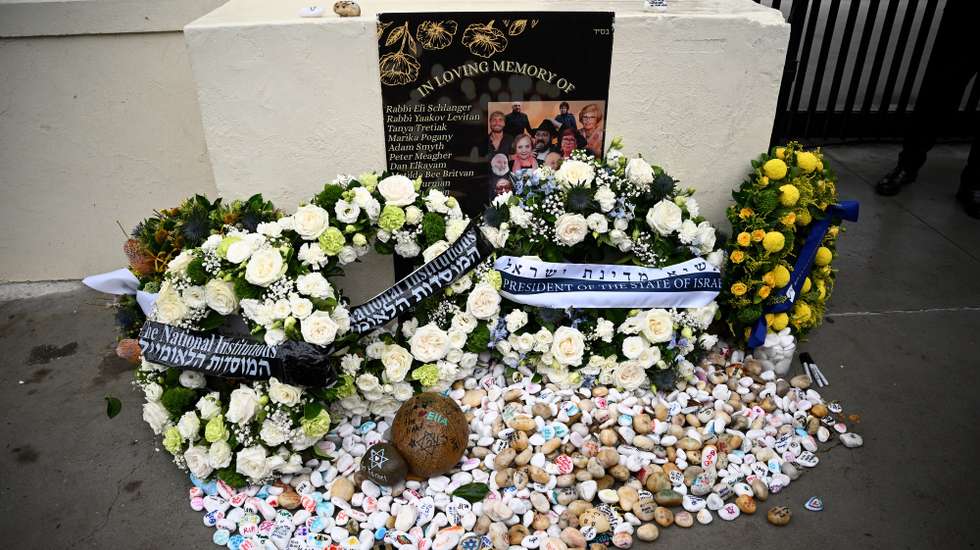 epa12718834 A view of a wreath laid by the Israeli President Isaac Herzog at Bondi Pavilion in Sydney, Australia, 09 February 2026.  EPA/BIANCA DE MARCHI AUSTRALIA AND NEW ZEALAND OUT