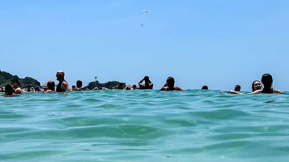 epa12614595 People cool off on Ipanema Beach in Rio de Janeiro, Brazil, 27 December 2025. Brazil ended 2025 as a key player in the fight against global warming by hosting COP30, but given the conference's modest results, it committed to leading the design of a plan for the gradual elimination of fossil fuels in 2026.  EPA/ANTONIO LACERDA