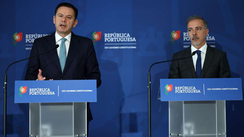 O primeiro-ministro, Luís Montenegro (E), acompanhado por Pedro Duarte, presidente da Câmara Municipal do Porto, intervém durante uma conferência de imprensa depois de uma reunião na Casa do Roseiral, no Porto, 12 de maio de 2026. ESTELA SILVA/LUSA