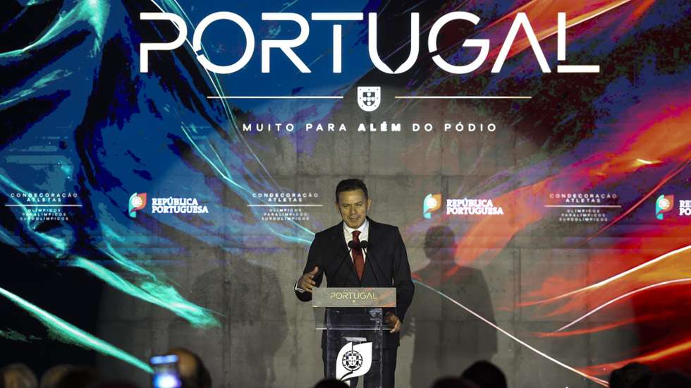 O primeiro-ministro, Luis Montenegro, discursa durante a gala de reconhecimento a atletas olímpicos, paralímpicos e surdolímpicos realizada no Centro de Alto Rendimento de Anadia, 21 de maio de 2026. PAULO NOVAIS/LUSA