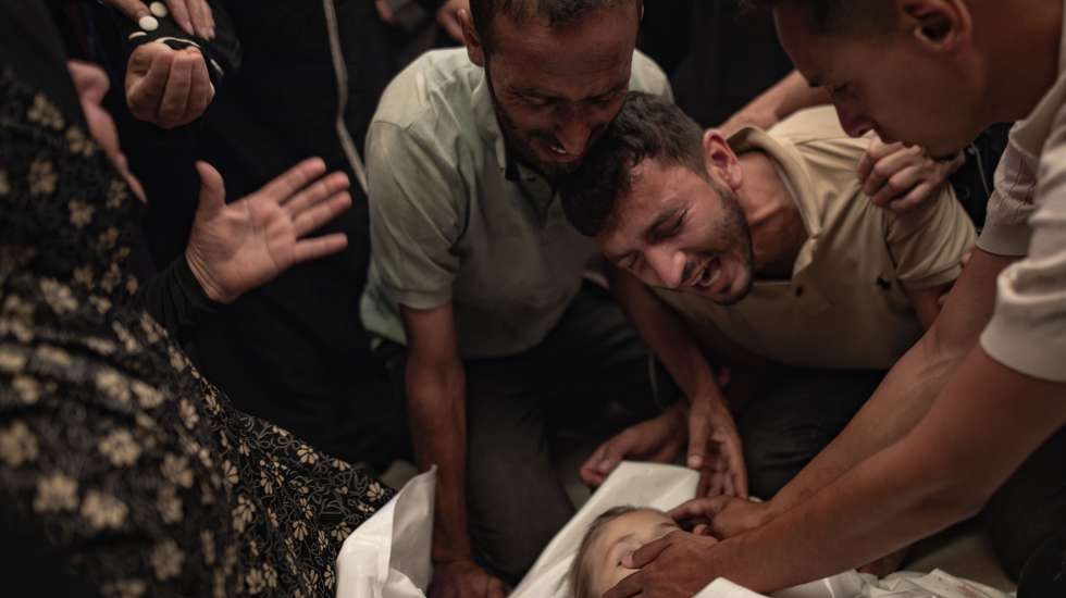 epa12992972 A father mourns next to the body of his daughter inside the morgue of Nasser Hospital in Khan Yunis, southern Gaza Strip, 25 May 2026. According to medics at the hospital, a child and a woman were killed and several others injured after an Israeli airstrike struck a tent sheltering displaced people in the Al-Mawasi area of Khan Yunis.  EPA/HAITHAM IMAD