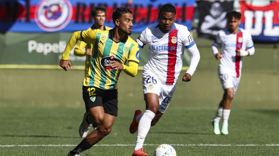 O jogador do Tondela, Zé Ricardo (L), luta pela bola com o jogador do Alverca, Matheus Françaer, durante o jogo da 3.ª eliminatória da Taça de Portugal, disputado no Estádio João Cardoso, em Tondela, 18 de outubro de 2026. PAULO NOVAIS/LUSA