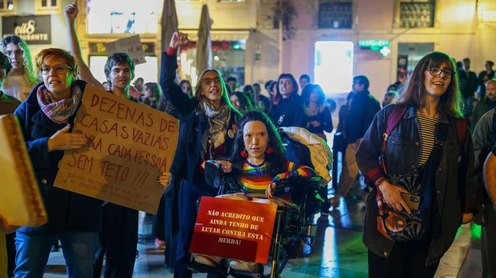 Manifestantes em protesto contra a crise da habitação, durante uma concentração na Praça 8 de Maio, em Coimbra. O protesto inspira-se em iniciativas semelhantes que decorreram no Porto e em Lisboa, numa altura em que o custo de vida leva milhares de pessoas às ruas pela Europa fora, em Coimbra, 20 de outubro de 2026. PAULO NOVAIS/LUSA