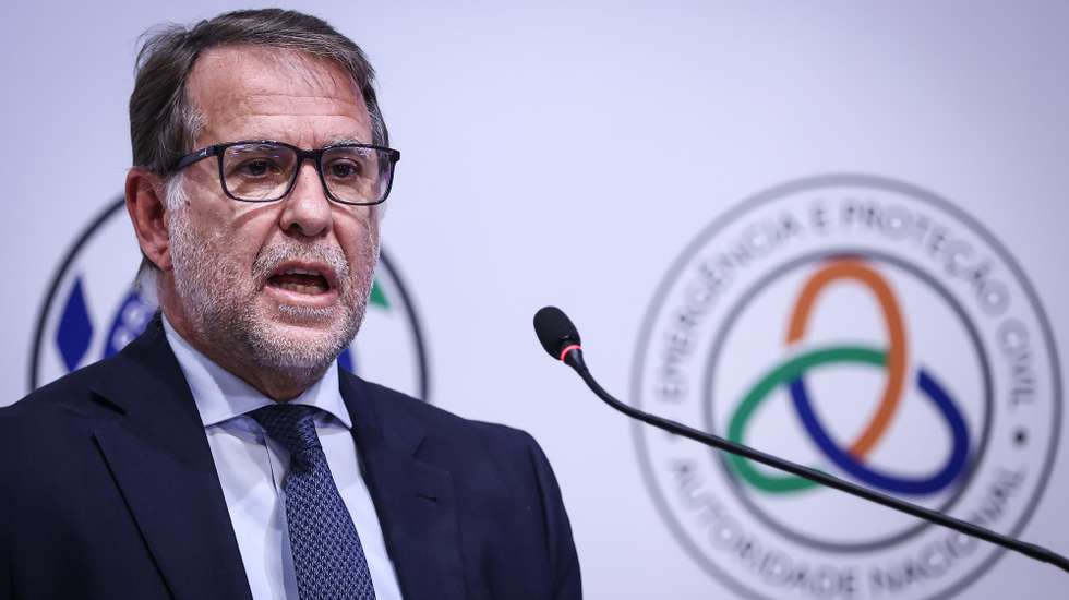 O ministro da Administração Interna, Luís Neves, discursa durante a sessão de avaliação do Dispositivo Especial de Combate a Incêndios Rurais (DECIR) 2026, promovida pela Autoridade Nacional de Emergência e Proteção Civil (ANEPC), em Oeiras, 22 de outubro de 2026. RODRIGO ANTUNES/LUSA