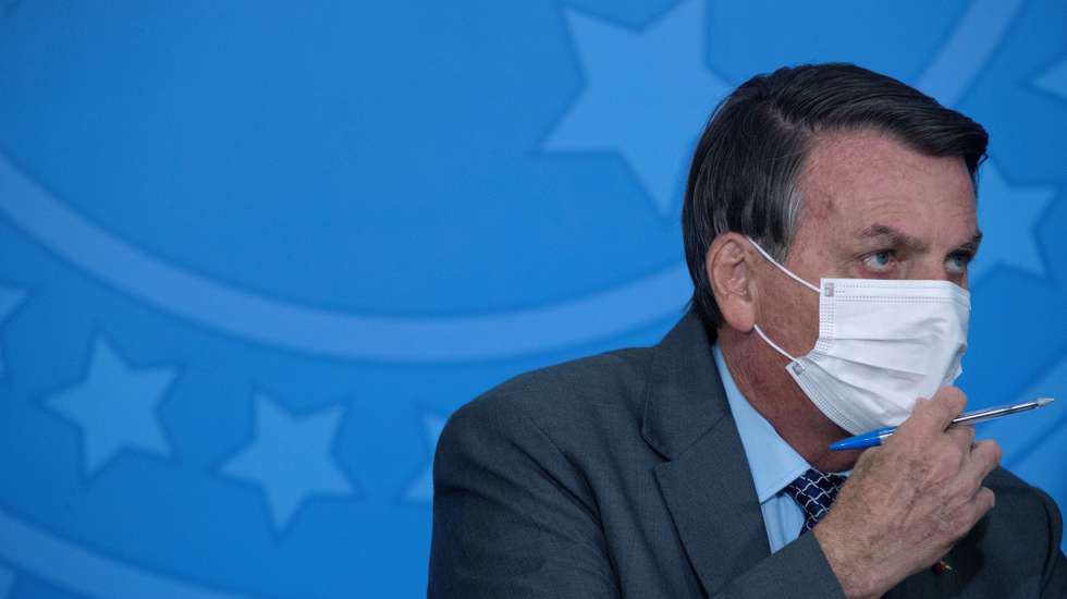 epa09210512 President of Brazil Jair Bolsonaro participates in the launching ceremony of the Los Gigantes de lo Alfalto program, in Brasilia, Brazil, 18 May 2021. Former Brazilian Foreign Minister Ernesto Araujo attributed the erratic fight to Covid-19 to the Ministry of Health, when he appeared on 18 May before a Senate commission that investigates possible omissions of the Government in the face of a pandemic that has already killed almost 440,000 people in the country.  EPA/Joedson Alves