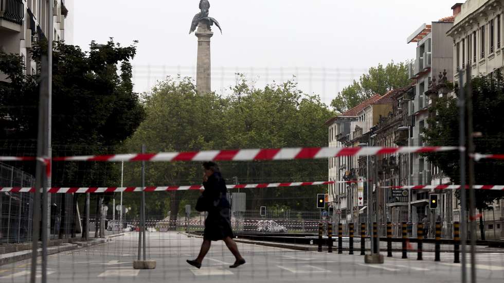 O projeto do 'metrobus' estava previsto apenas até à Praça do Império, mas o Governo decidiu fazer uma extensão do serviço até à Praça Cidade do Salvador.