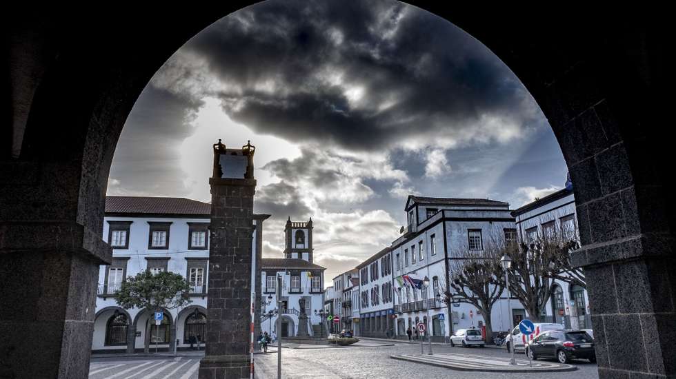 A Câmara Municipal de Ponta Delgada decidiu manter em vigor as alterações ao trânsito implementadas durante a quadra festiva no centro histórico