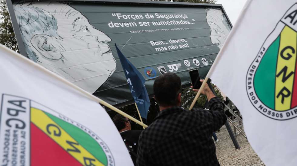 Cerca de uma centena de Profissionais das Forças e Serviços de Segurança realizou uma vigília para exigir aumento de salários e para apelar ao Presidente da República, Marcelo Rebelo de Sousa, para que exerça o seu poder de influência junto do Governo no sentido da alteração dos vencimentos, junto ao Palácio de Belém em Lisboa,  21 de outubro de 2022. TIAGO PETINGA/LUSA