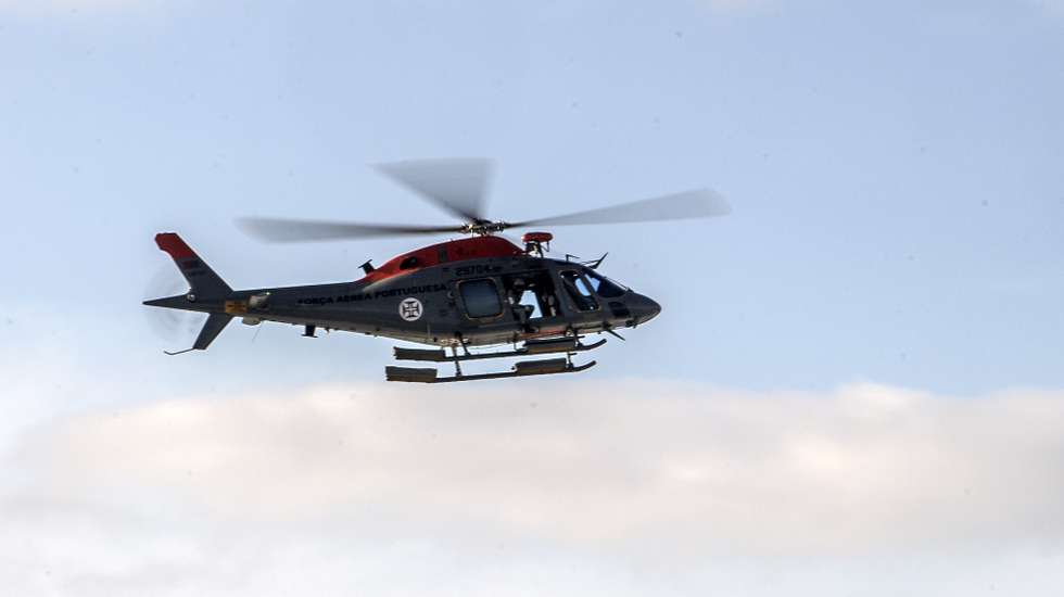 Um helicóptero da Força Aérea de Portugal durante as buscas por uma jovem que continua desaparecida após oito jovens, todos militares do Exército em formação na Escola dos Serviço da Póvoa de Varzim, terem sido arrastados hoje por uma onda na Praia da Lagoa, em Póvoa do Varzim, 25 de novembro de 2022. RUI FARINHA/LUSA