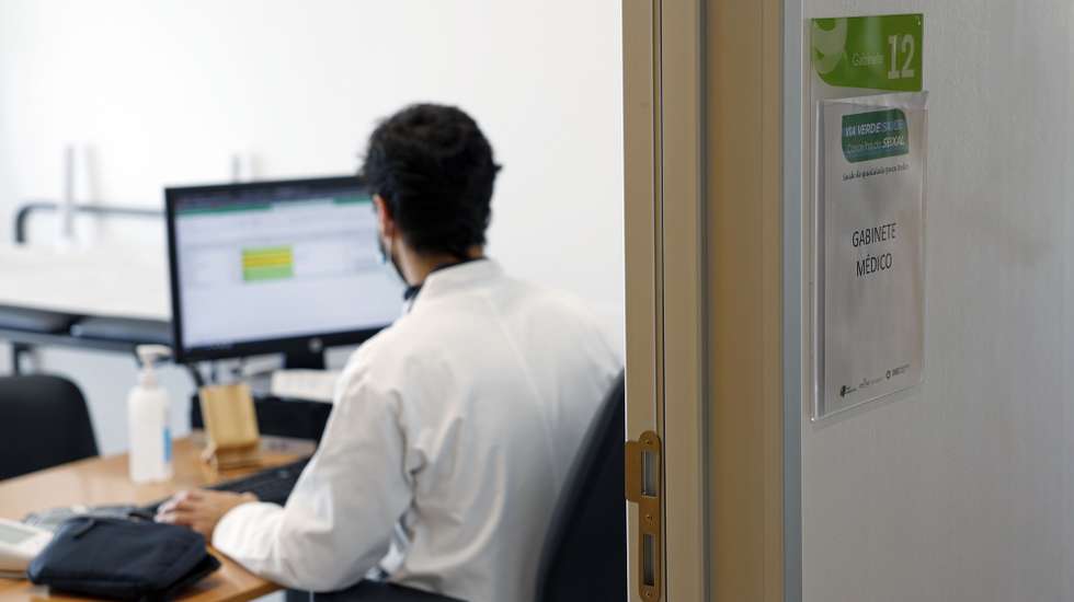 Reportagem sobre a medida Via Verde, que permite aos utentes sem médico de família marcar de véspera, pelo telefone, uma consulta e serem atendidos por elementos de uma equipa composta por médicos, enfermeiros e assistentes, no Centro de Saúde de Corroios, em Almada, 26 de janeiro de 2023. (ACOMPANHA TEXTO DO DIA 06 FEVEREIRO 2023)  ANTÓNIO PEDRO SANTOS/LUSA