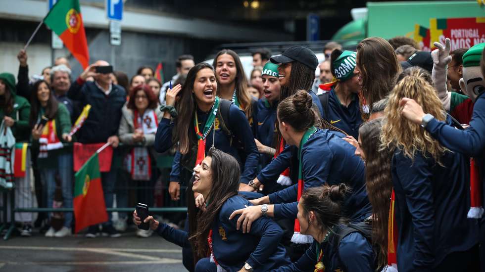 Chegada da equipa da Seleção Nacional de Futebol Feminino ao aeroporto de Lisboa, após a conquista do apuramento para o Mundial de 2023, em Lisboa, 24 de fevereiro de 2023. RODRIGO ANTUNES/LUSA