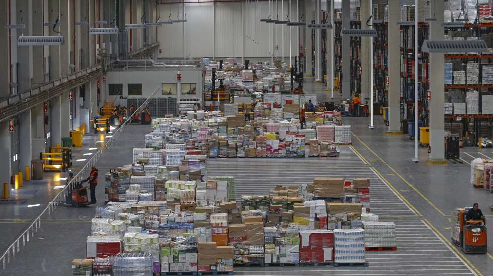 Funcionários trabalham no centro de distribuição da Jerónimo Martins (Pingo Doce) em Alfena, Maia, 26 de março de 2020. Passado o açambarcamento do início de março provocado pelo anúncio da chegada do novo coronavírus, o Centro de Distribuição do Norte da Jerónimo Martins reorganizou-se e tem normalizado o fornecimento de produtos às lojas Pingo Doce e Recheio. (ACOMPANHA TEXTO DE 27/03/2020) JOSÉ COELHO/LUSA