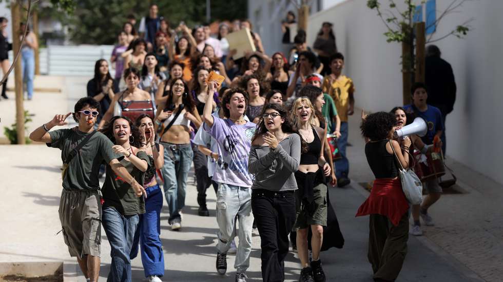 Um grupo de alunos do Liceu Camões em Lisboa protesta pelo “fim aos fósseis até 2030 em Portugal” e pela “eletricidade 100% renovável e acessível para todas as famílias até 2025”, uma ação promovida pelo movimento Greve Climática Estudantil (GCE) e movimento “Fim ao Fóssil: Ocupa!”, em Lisboa, 02 de maio de 2023. FILIPE AMORIM/LUSA