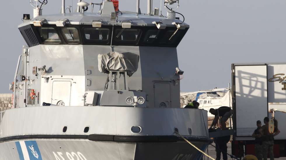epa10692199 Greek coast guards carry the dead bodies of refugees and migrants from a coast guard ship, at the port of Kalamata, southwest of Athens, Greece, 15 June 2023, following a deadly shipwreck off Pylos. A total of 104 individuals were rescued, while 78 bodies were recovered, after a fishing boat capsized in international waters 47 nautical miles southwest of the Peloponnese coast and the town of Pylos. The number of people missing remains unknown.  EPA/YANNIS KOLESIDIS