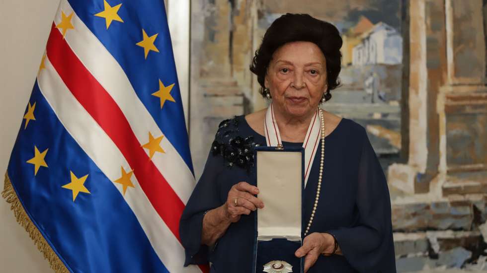 Maria Eugénia Neto, após ter sido condecorada com a Ordem Amílcar Cabral, no âmbito das comemorações dos 48 anos da independência de Cabo Verde, Praia, 03 de Julho de 2023. “Saúdo e agradeço o gesto do Presidente da República, José Maria Neves, em atribuir esta distinção à companheira de Agostinho Neto, pois demonstrou ser um líder com visão ampla da história e uma perspetiva clara do futuro. Esta distinção une os povos de Cabo Verde, Angola e Portugal”. ELTON MONTEIRO/LUSA