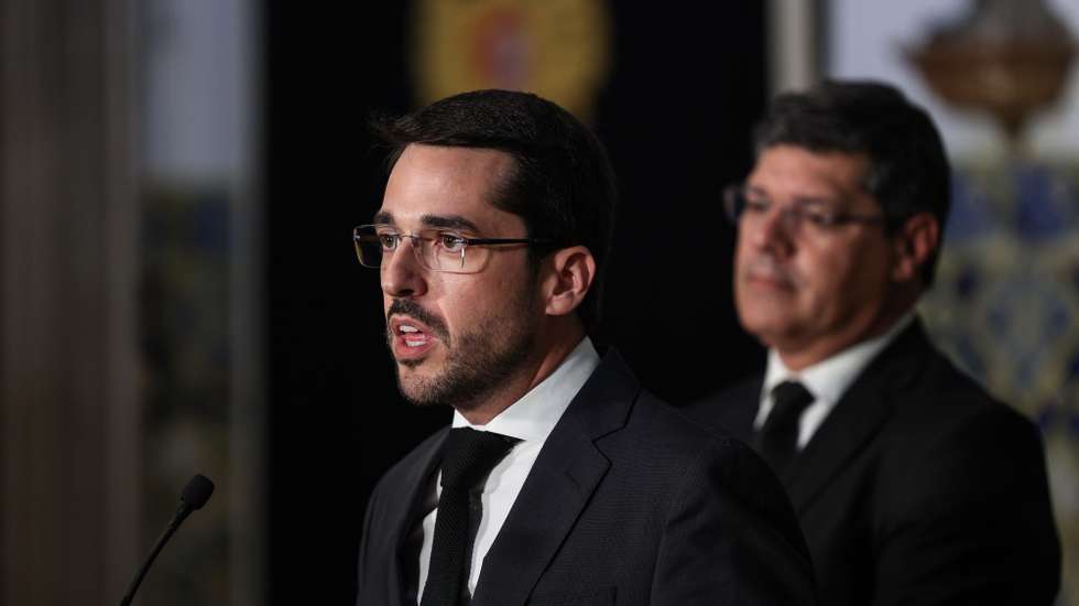 O secretario-geral adjunto do PS, João Torres (E) fala aos jornalistas após reunião com o presidente da República, Marcelo Rebelo de Sousa durante as audiências aos partidos com assento parlamentar. Palácio de Belém em Lisboa, 17 de julho de 2023. MIGUEL A. LOPES/LUSA