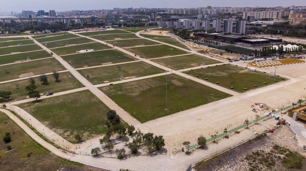 Vista aérea das obras de construção do recinto para a Jornada Mundial da Juventude (JMJ), no Parque Tejo Trancão, em Loures, 27 de junho de 2023. A um mês da Jornada Mundial da Juventude (JMJ), os trabalhos no principal recinto do evento, no Parque Tejo-Trancão (Lisboa e Loures), estão quase todos concluídos, faltando terminar o altar palco e a instalação das casas de banho. (ACOMPANHA TEXTO DA LUSA DO DIA 01 DE JULHO DE 2023). JOSÉ SENA GOULÃO/LUSA