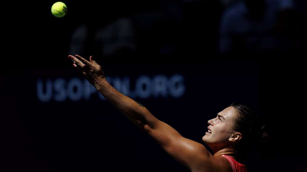 epa10844727 Aryna Sabalenka of Belarus serves the ball to Qinwen Zheng of China during their quarter final match at the US Open Tennis Championships at the USTA National Tennis Center in Flushing Meadows, New York, USA, 06 September 2023. The US Open runs from 28 August through 10 September.  EPA/CJ GUNTHER