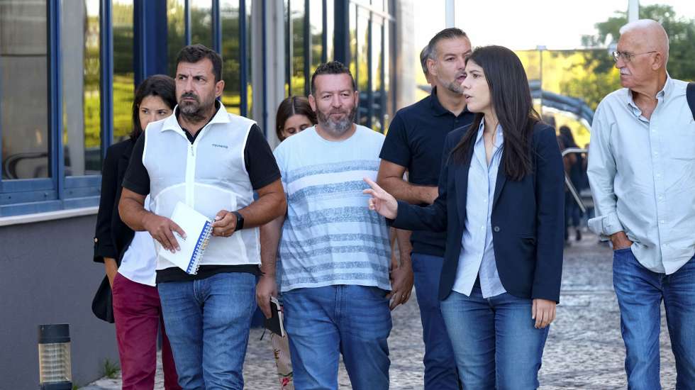 A coordenadora do Bloco de Esquerda, Mariana Mortágua (2D), á saída de uma reunião com a coordenadora das comissões de trabalhadores do parque industrial da autoeuropa,em Palmela, 12 de Setembero de 2023. RUI MINDERICO/LUSA