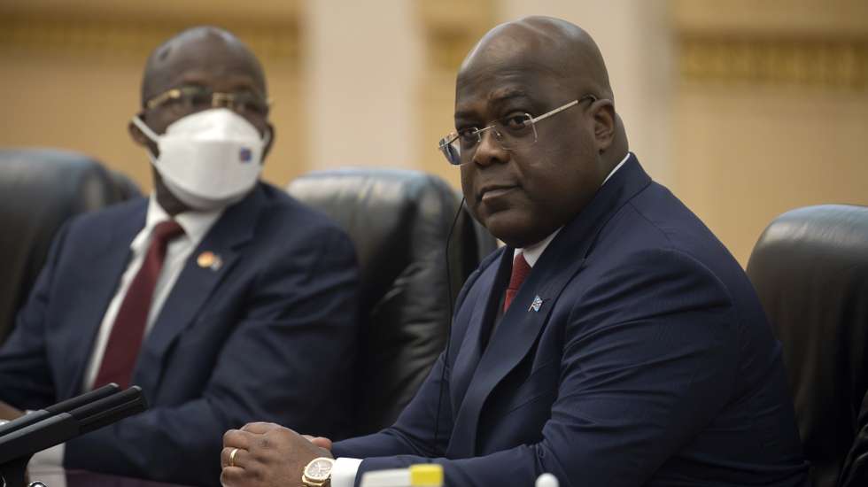 epa10654969 Democratic Republic of Congo's President Felix Tshisekedi (R) attends talks with the Chinese premier at the Great Hall of the People in Beijing, China, 26 May 2023.  EPA/THOMAS PETER / POOL