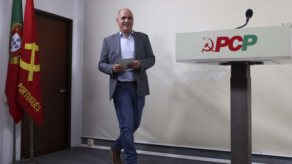 O secretário-geral do Partido Comunista Português (PCP), Paulo Raimundo, à chegada para uma conferência de imprensa "sobre a situação social, as medidas necessárias ao aumento dos salários e pensões e as manobras em curso para o impedir", Lisboa, 29 de setembro de 2023. MANUEL DE ALMEIDA/LUSA